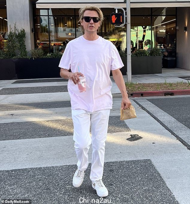 在 90210 中:Kim Kardashian 最好的朋友 Jonathan Cheban aka FoodGod 本周似乎受到了他生命的冲击
