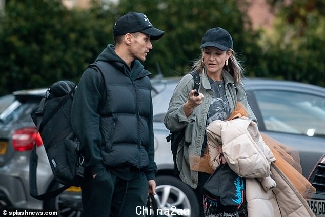 Strictly 的 Helen Skelton,39 岁,在周四与舞伴 Gorka Maequez 一起回家时,戴着棒球帽,穿着休闲的身影,度过了艰苦的排练日