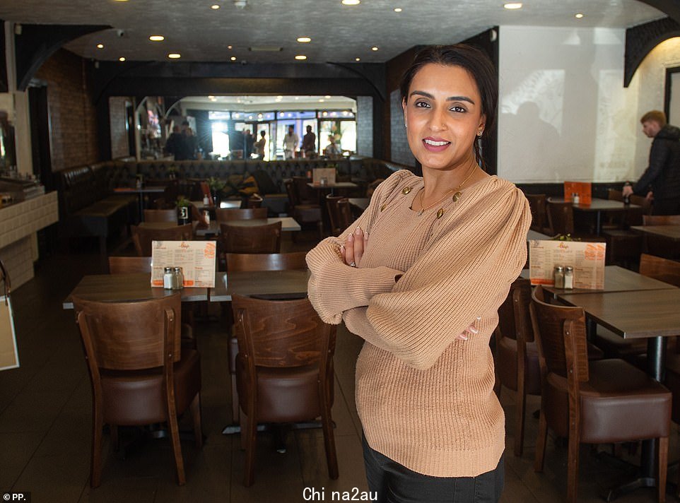 Essy's 是曼彻斯特皇家法院附近的一家咖啡馆餐厅,提供 Builder's Breakfast,您只需 7.95 英镑即可享用其中两份。 40 岁的经理 Shakeela Faiz 说:“Gundogan 想把他的女朋友带到这里,我们很快就会改变主意!'” class=