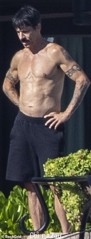 男孩就是男孩!伍迪·哈里森(Woody Harrelson)在篮球上扔东西,而安东尼·基迪斯(Anthony Kiedis)则展示了他雕刻的光着膀子的身体