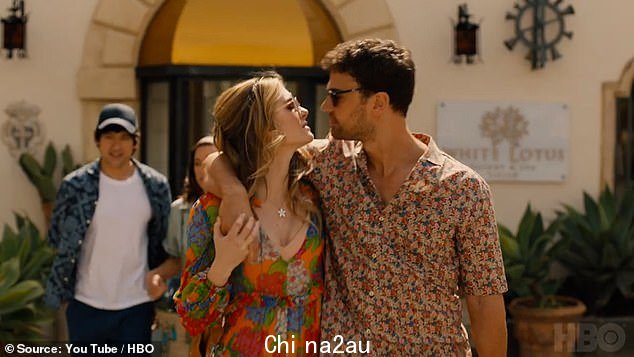 假期:奥布里的角色哈珀正在与卡梅隆 (Theo James) 和达芙妮巴布科克 (Meghann Fahy) 一起度假,但很明显这群人的情况并不好