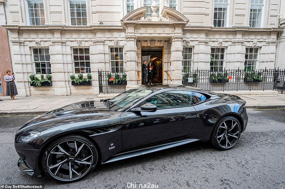 大手笔:一辆阿斯顿马丁 DBS Superleggera 以 403,200 英镑的价格售出。这笔钱将捐赠给剑桥公爵和公爵夫人的皇家基金会