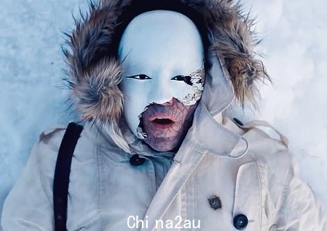 服装:Rami Malek(右)在《无暇赴死》中佩戴的破损面具和服装也以 107 英镑的价格售出, 100