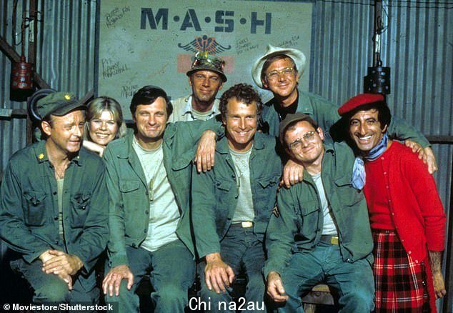 Reminiscing:他分享说,当人们问他关于 M*A*S*H 的问题时,他在接受《人物》杂志的新采访时感到“感谢我们多年前所做的仍然在人们的脑海中”; (L-R) 拉里·林维尔、洛雷塔·斯威特、阿尔达、麦克莱恩·史蒂文森、韦恩·罗杰斯、威廉·克里斯托弗、加里·伯格霍夫、杰米·法尔