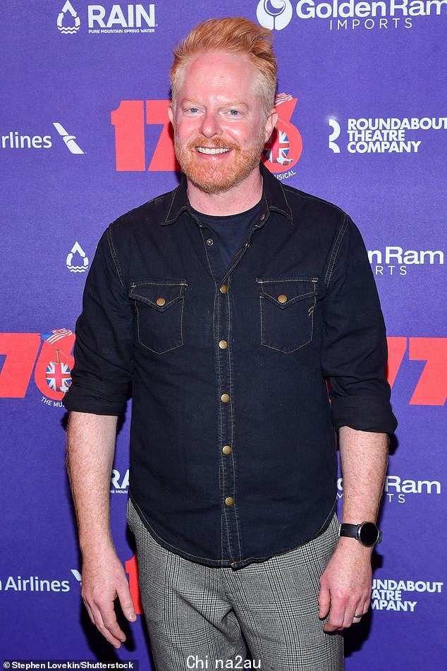 现代家庭校友:托尼奖得主杰西·泰勒·弗格森 (Jesse Tyler Ferguson) - 他自己的百老汇演出《带我出去》将于 10 月 27 日回归 - 穿着深色水洗青年布衬衫和灰色休闲裤出现了一点晒伤