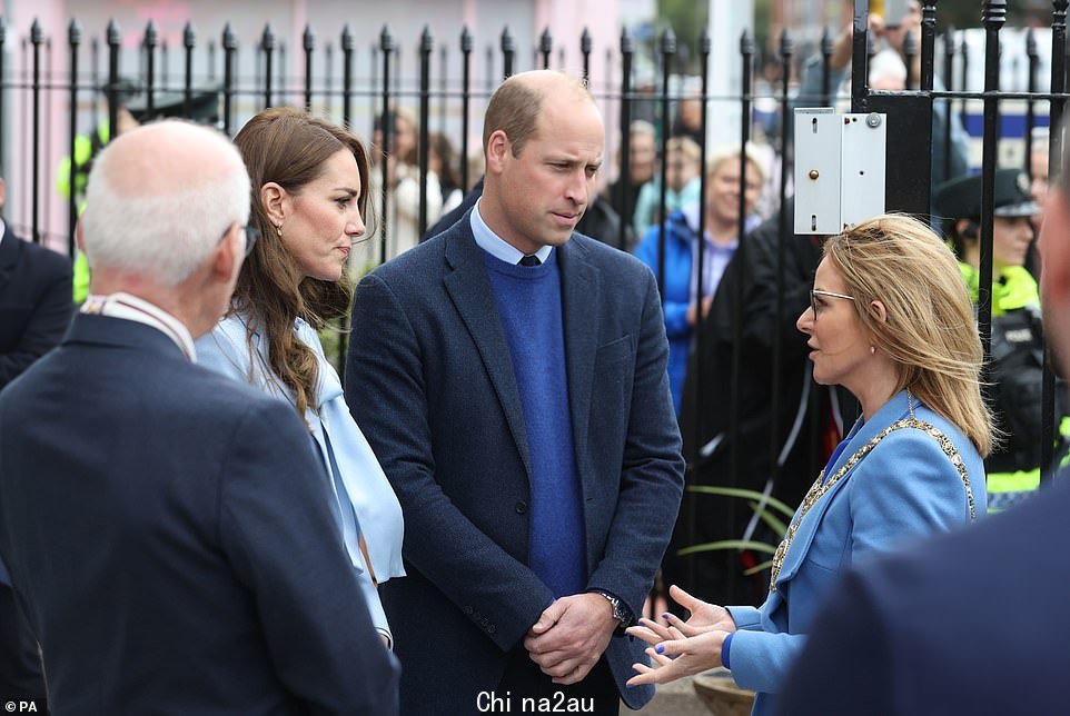 威尔士亲王和王妃今天在参观 PIPS 期间与贝尔法斯特市长 Tina Black（右图）交谈