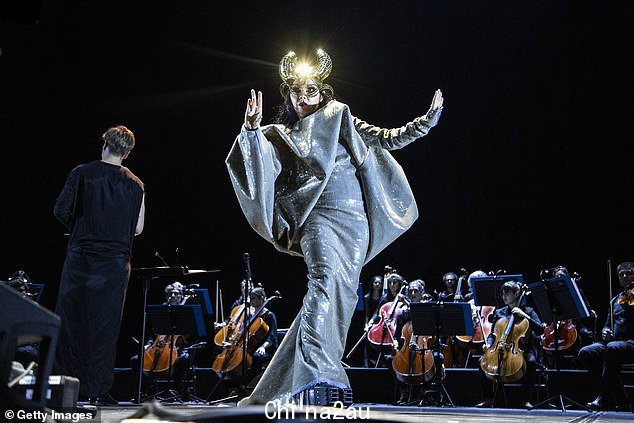  Björk 在 2001 年的奥斯卡颁奖典礼上穿着一件显然是用去骨天鹅制成的裙子，他不适合中路，而 Fossora 有时是一个具有挑战性的倾听者。” class=