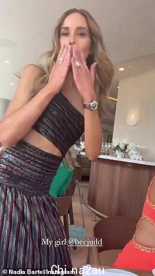 WAGs Bec Judd,39 岁,(如图)和 Nadia Bartel,37 岁,(左)在女士们庆祝 Lana Wilkinson 和 Rebecca Vallance 之间的时尚合作时露面“class=