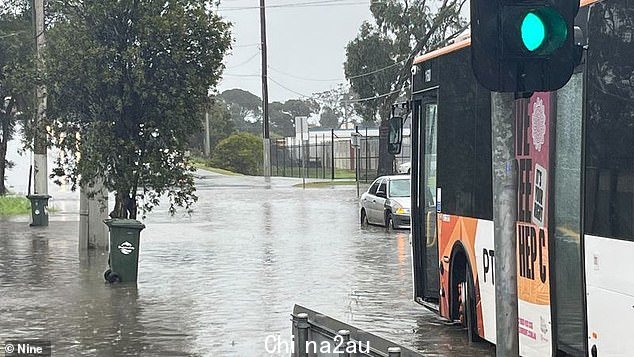 周五暴雨切断了墨尔本的道路,SES 在维多利亚州接到了 300 多个求助电话