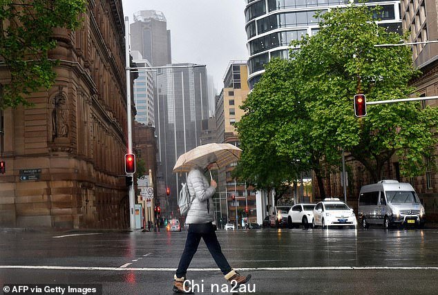 10 月 6 日,悉尼一名女子撑着雨伞避雨,即将迎来又一个潮湿的周末