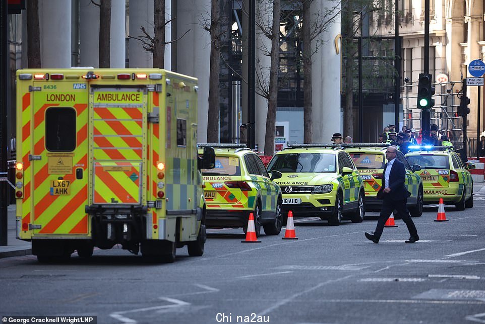 社交媒体上的报道表明,在伦敦市中心的 Bishopsgate 有三人被刺伤