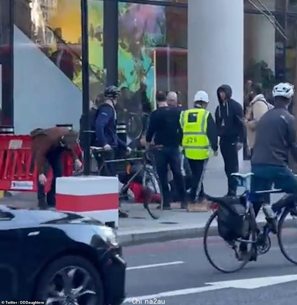 这里有一个英雄,穿着红色夹克,可以看到躺在地上攻击后的瞬间
