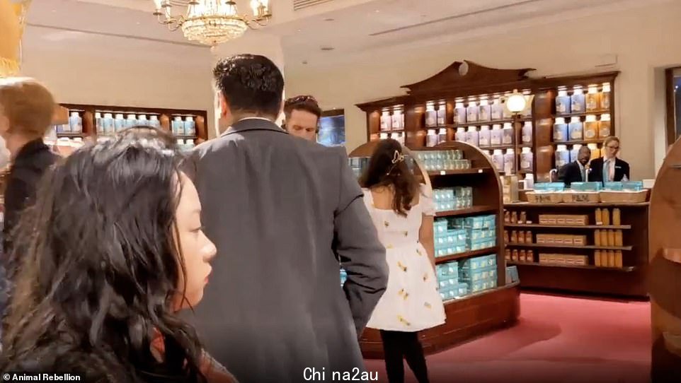 两人在今天抗议牛奶瓶后最终离开了 Fortnum & Mason