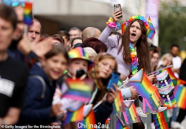 根据 Stonewall 的一项新调查,现在有超过四分之一的年轻人认为是 LGBT。 LGBTQ+ 慈善机构声称,71% 的 Z 世代受访者(年龄在 16 至 26 岁之间)认为自己是异性恋。图:人们在 9 月观看伯明翰的骄傲游行“class=
