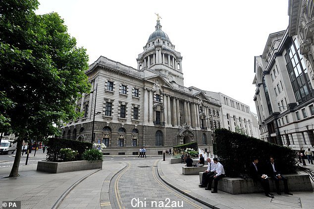 Labourer Krunal Prajapati,26 岁,和 23 岁的 Rinkalben Prajapati,来自伦敦西北部的 Barnet,周五出现在 Old Bailey(如图),被控谋杀了他们的女儿 Hazel Prajapati