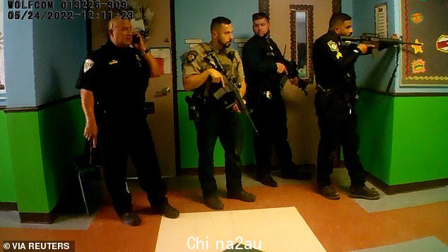 乌瓦尔德的警察因为他们的对大规模枪击事件的反应不合时宜——在他们闯入教室之前,有人看到警察站在走廊里