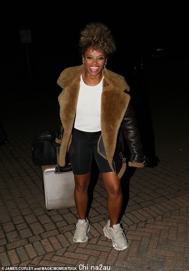 Smiles: Fleur East 周四晚上兴高采烈地出现,因为她在为这个周末的 Strictly Come Dancing 进行了一整天的舞蹈排练后返回伦敦酒店