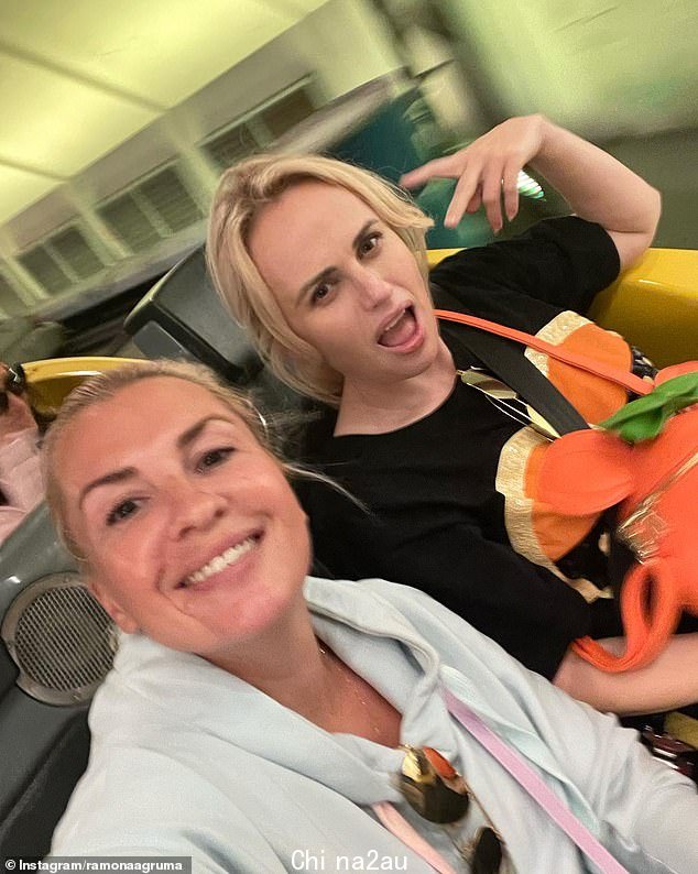 Rebel Wilson,42 岁,(右)和她的女友 Ramona Agruma,38 岁,(左)周五在迪士尼乐园度过了愉快的一天,与他们内心的孩子取得了联系