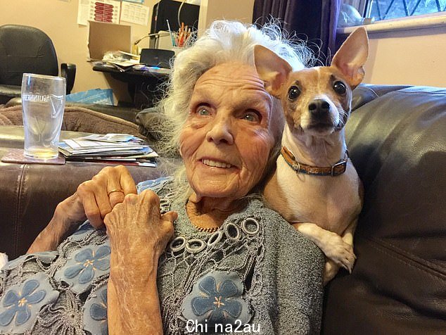 Frail Rose Belk,93 岁,在激活她挂在挂绳上的事故警报按钮后,被接通到当地议会运营的呼叫中心