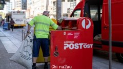 由于进入该国的违禁物品激增，澳大利亚邮政暂停海运邮件