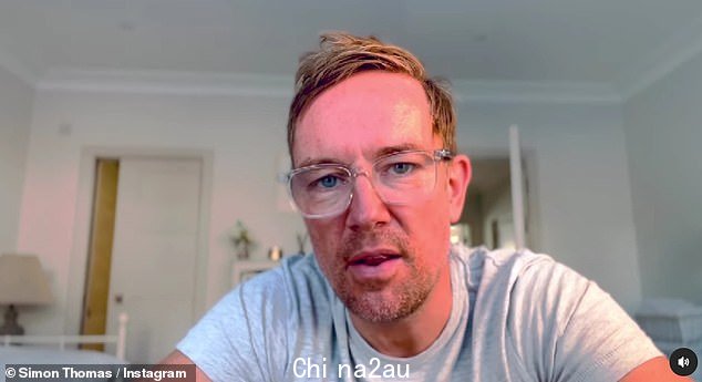 Hard: 周四回到社交媒体上,西蒙强调这对夫妇对他们的女孩很早到来“完全没有准备”,因为他分享了他的“悲伤;不得不把他们留在医院”class=