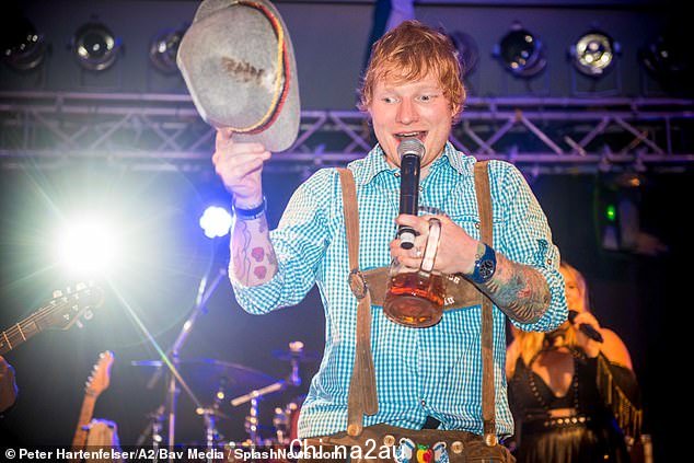 完美的夜晚:Ed 在向观众讲话时平衡了手中的啤酒、毡帽和麦克风