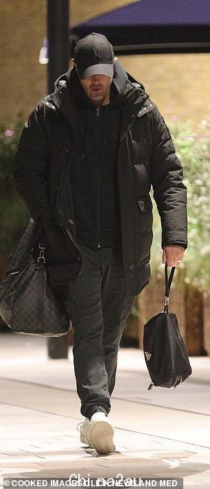 Low-关键:Paddy 带着一个大号 Louis Vuitton 手提包和另一个较小的 Prada 包
