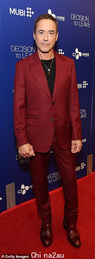 Dapper: 57 岁的罗伯特穿着清爽的两件套西装,看起来一如既往的温文尔雅,搭配他的酒红色闪亮皮鞋和纯黑色 T 恤,搭配秋季色调的颜色选择