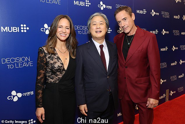 电影明星:苏珊·唐尼(左)和小罗伯特·唐尼与导演朴赞郁在洛杉矶的决定合影