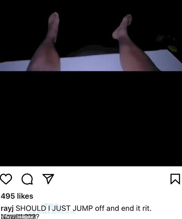 Troubled time:他最初的令人不安的帖子包括一张他的脚悬在水滴上的照片,标题是:“我应该跳下去结束它吗?”立陶宛现在!!! ????'