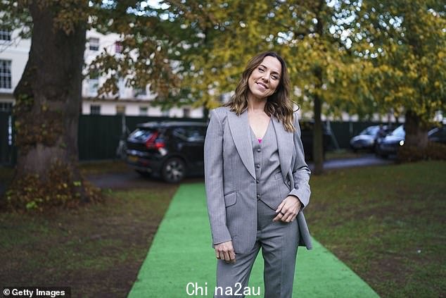 服装:这位时尚达人穿着一件灰色西装外套,搭配一条相配的裤子,看起来很时尚