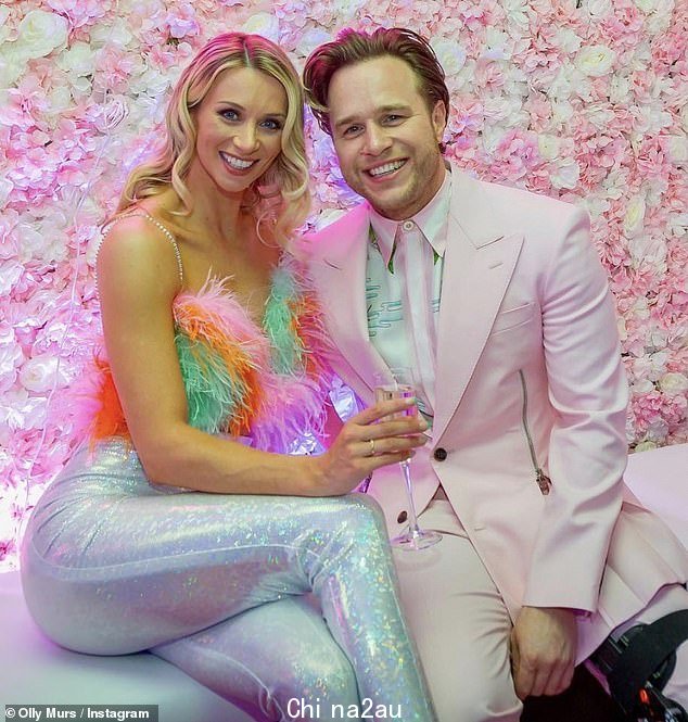 快乐时光:38 岁的 Olly Murs 计划明年 6 月与 38 岁的未婚妻 Amelia Tank 结婚,这对夫妇订婚一年后