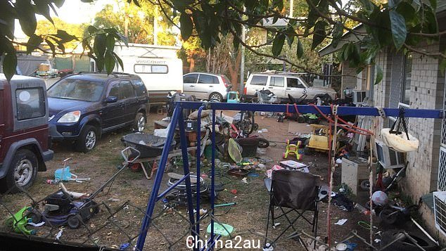 邻居院子里有一堆破烂和丢弃的物品就在院子里,老鼠甚至住在房子里的车里(上图)