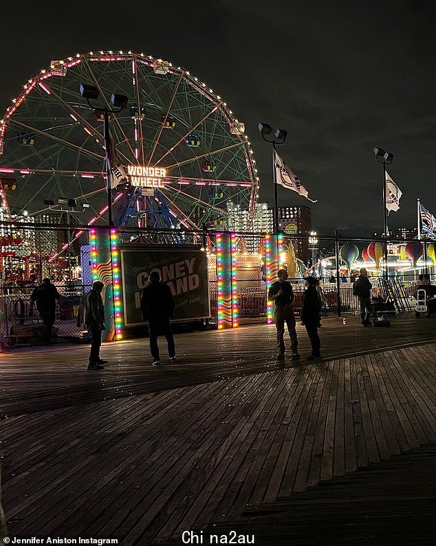 Fun Times: The We're The Millers 明星包括她在夜间拍摄时拍摄的康尼岛 Wonder Wheel 的照片