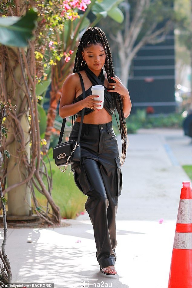Back in black: The Little Mermaid 明星 Halle Bailey 周五在西好莱坞喝了她的早间咖啡,同时穿着黑色皮裤,露出露背露脐上衣