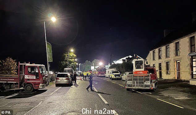 七人死亡,警察仍在废墟中搜寻起重机和嗅探犬