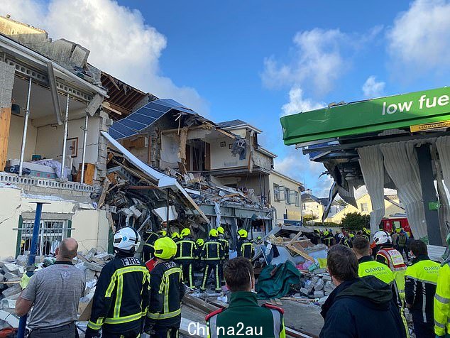 阿尔斯特加油站和便利店上方的房屋在爆炸中被掏空