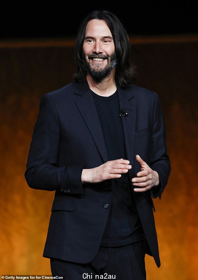 他出局了!根据截止日期,58 岁的基努·里维斯(Keanu Reeves)已退出即将上映的 Hulu 限定剧集《白城中的恶魔》的主角;摄于 2022 年 4 月