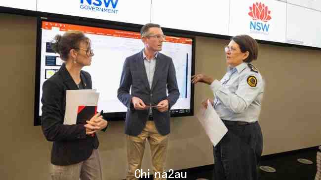 新南威尔士州 SES 专员 Carlene York 向新南威尔士州州长 Dominic Perottet 和紧急服务部长 Steph Cooke 作简报暴雨袭击了该州的部分地区。图片:NCA NewsWire / Monique Harmer