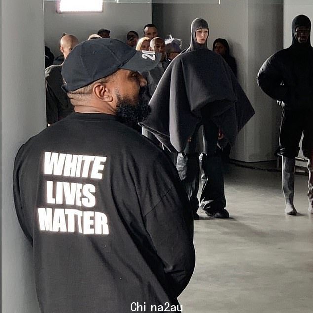 震惊粉丝:周一在巴黎的 Yeezy 时装秀上,叶第一次穿上'White Lives Matter' 设计