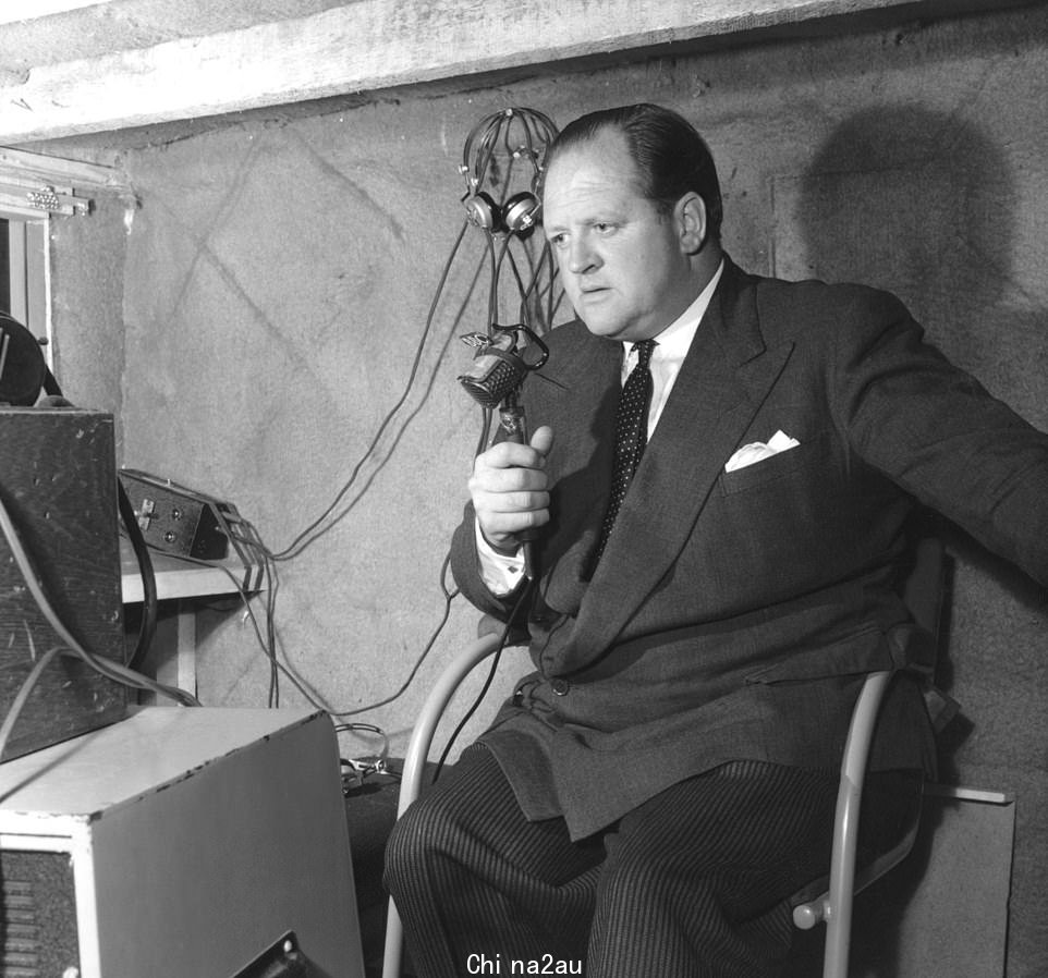 BBC 的报道由资深播音员 Richard Dimbleby(如图)在 7 小时内进行了报道
