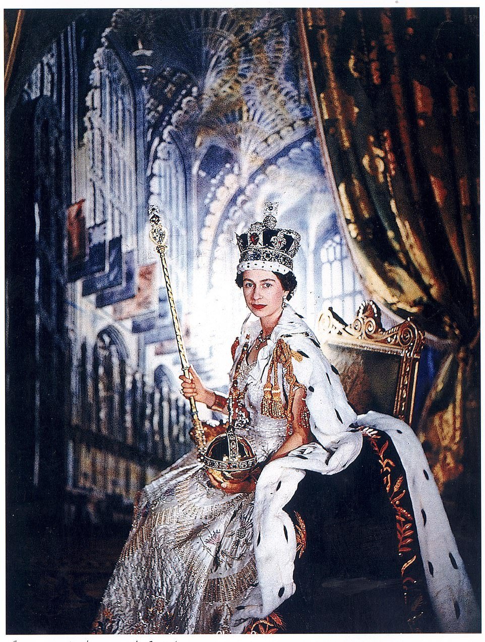 伊丽莎白二世女王在 1953 年 6 月 2 日的加冕典礼上。查尔斯国王的加冕典礼的长度将大大缩短。女王的加冕礼很大程度上是基于她父亲乔治六世国王在 1937 年的加冕礼,而后者又以乔治五世国王在 1911 年的加冕礼为蓝本。(图为:伊丽莎白二世女王陛下为 Cecil Beaton 在1953 年 6 月 2 日加冕后,伦敦白金汉宫的王座室)