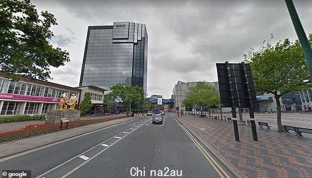 据英国广播公司报道,据称事件发生在伯明翰凯悦酒店的酒吧,如图所示,周二凌晨,有消息人士称,一名旁观者让他停下来。 blkBorder img-share