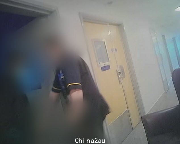 这段视频揭示了两个急性心理健康病房中弱势居民遭受的可怕虐待。其中包括病人被拖到地板上、被工作人员压住、在他们处于困境时被嘲笑和羞辱
