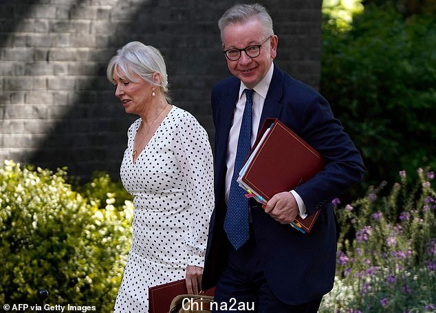 Michael Gove(与 Dorries 女士在 6 月合照)必须远离寒冷。他也参观了会议——但代表 Rishi 寻找最近的摄像机。迈克尔的日子结束了。他可能是“无用的”,正如一个优秀的首席鞭子可能会说的那样“class=