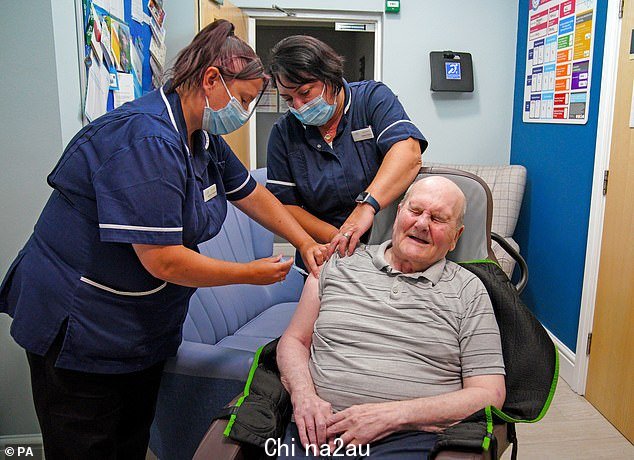 Carehome 居民 Jeff Collins 被拍到在 Bury 的 Tottington 的 Gorsey Clough 疗养院接受加强针。到目前为止,只有十分之四的 75 岁以上的人接受了最新剂量