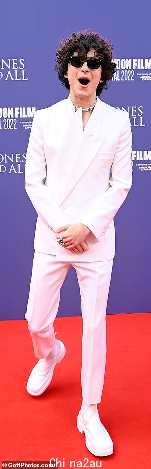 地毯准备好了:Timothée 用一条时髦的白色长裤和光面裤为他的时尚造型锦上添花鞋底厚实的靴子