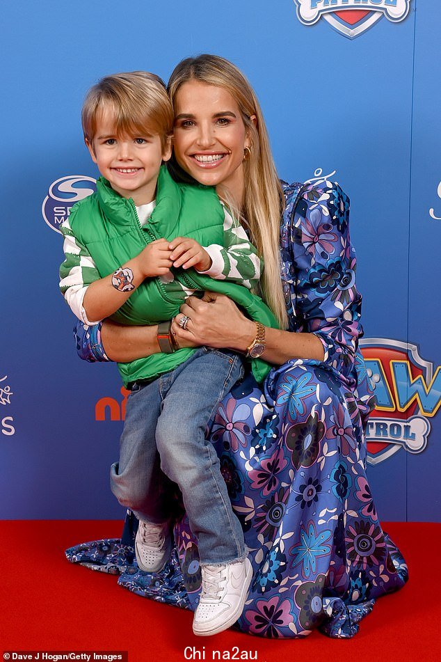 家庭时光:周六,37 岁的 Vogue Williams 在参加 The Paw Patrol Awards 课程时与 4 岁的儿子 Theodore 拥抱时,穿着亮蓝色长裙散发出时尚气息=