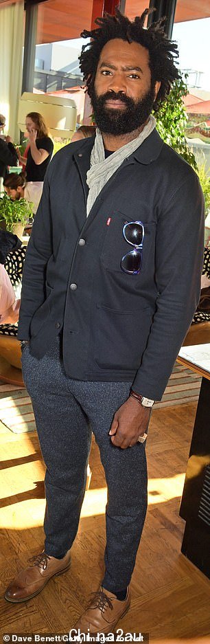 合身:Nicholas Pinnock 看起来很聪明