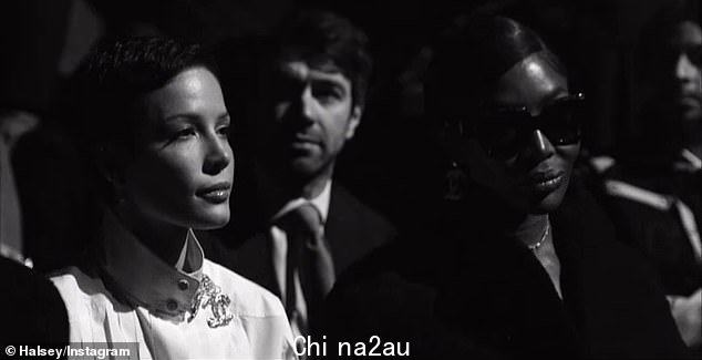 Seatmate: Halsey 坐在标志性的超模 Naomi Campbell 旁边参加星光熠熠的活动